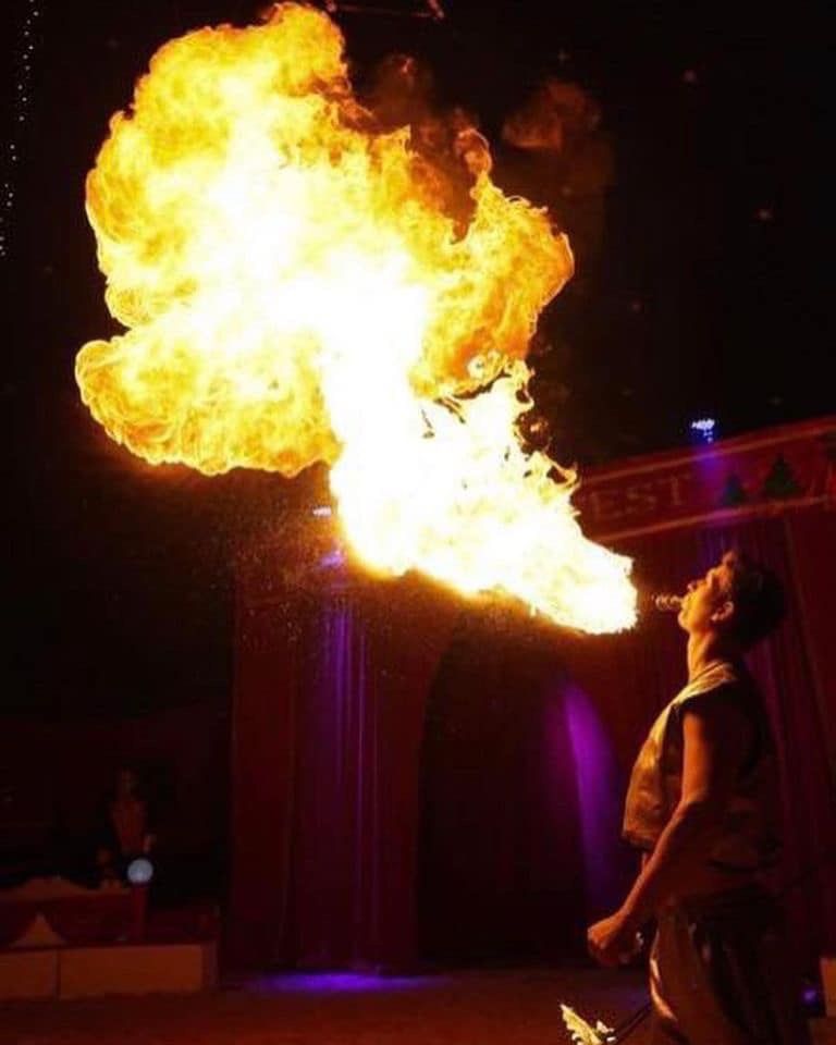 Feuerspucker im Circus Max Renz